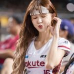 Yi-Ruei Chen Instagram - 今年在一開季就滿滿的應援， 終於體會了「全職啦啦隊」的感覺💦 好累唷 哈哈哈哈哈哈哈哈 姊姊我的腰啊～～～～～還堪用 多年來一直邊兼差 在外接一些零工、打雜貼補家用😛 遇到機會就去嘗試&突破看看 努力不要被當ㄍ花瓶 圖一 我自己製造的仙女之靈魂髮絲 產生的氛圍感大片 看來我真的蠻適合當花瓶ㄉ 好想當個不會酸痛流汗的花瓶 今年終於沒有外務可以好好在球場上班！ 繼續努力當花瓶pro max 最近滑社群 特別喜歡看到各隊啦啦隊員們的照片跟影片 真是賞心悅目 還會含有綜藝娛樂成份 總是逗樂了私下宅女I人我 宅女叡表示： 啦啦隊女孩們可以說是 顏值在線多種風味 身體真d強壯 耐摔耐操抗寒抗曬 冷凍火烤風味皆好👍😋