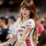 Yi-Ruei Chen Instagram - 今年在一開季就滿滿的應援， 終於體會了「全職啦啦隊」的感覺💦 好累唷 哈哈哈哈哈哈哈哈 姊姊我的腰啊～～～～～還堪用 多年來一直邊兼差 在外接一些零工、打雜貼補家用😛 遇到機會就去嘗試&突破看看 努力不要被當ㄍ花瓶 圖一 我自己製造的仙女之靈魂髮絲 產生的氛圍感大片 看來我真的蠻適合當花瓶ㄉ 好想當個不會酸痛流汗的花瓶 今年終於沒有外務可以好好在球場上班！ 繼續努力當花瓶pro max 最近滑社群 特別喜歡看到各隊啦啦隊員們的照片跟影片 真是賞心悅目 還會含有綜藝娛樂成份 總是逗樂了私下宅女I人我 宅女叡表示： 啦啦隊女孩們可以說是 顏值在線多種風味 身體真d強壯 耐摔耐操抗寒抗曬 冷凍火烤風味皆好👍😋