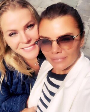 Yıldız Kaplan Instagram - Bana dostunu söyle sana kim olduğunu söylim. Arkadaşlık o kadar hafife alındıki şu dönemde.Herkes birbirinin canım arkadaşı. Sen benim akıllı vicdanlı tertemiz kalpli güzel dostumsun 💖💖
#Repost / @aysegulmermer1 Hikayeler de silinip gitsin istemedim...uzun yol arkadaşım dediklerimden..başkalarının mutluluklarıyla mutlu olan ve üzüntülerini kendine dert edinenlerdendir yıldızımmm @yildizkaplancomtr ❤️#yıldızkaplan