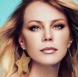 Yıldız Kaplan Instagram - #2015 ‘’Koş’’ isimli Single çalışmamın kapak çekimlerinden ☘️ Sola kaydır🦋 #tbt #yildizkaplan