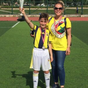 Yıldız Kaplan Instagram - Yine Şampiyon olduk U 11 Fenerbahçe.Aldık kupa yı.İki gündür çocuklar kadar bizlerde perişan olduk🤯🤯😊🎉 @sinem_ceylan_sinem  @ayca.gk @yusufbahacelik @yunuscigdeminci @53volkanceylan @dlkaln @enginaslan1733 tabiiki @ozyakupcaner hocamızın ve diğer birbirinden değerli çocuklarımızın sayesinde.Aynı zamanda haftanın her günü onların peşinde koşturan anneleri ve babaları yani bizleride unutmamak lazım😅😎Bizde kupa istiyoruz😇💛💙Güneşin altında yandık bittik kül olduk😫Bu arada 42 beden Volkan ın bana giydirdiği forma ile bayağı bi kilolu çıkmışım @53volkanceylan Allah seni bildiği gibi yapsın volki şimdi herkes Yıldız kilo almış diyecek🤣 @Fenerbahçe #fenerbahçe