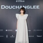 Ying-Xuan Ge Instagram - #DOUCHANGLEE 24秋冬 這次穿他們經典的緹花面料洋裝 第一眼就被吸引 自己一直都很喜歡秋冬的季節 這次秋冬系列 很多都是能日常能搭配的單品 穿上自己喜歡的樣子 就是最幸福的事情🤍 謝謝 @douchanglee 邀請🥰