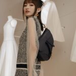 Ying-Xuan Ge Instagram – Dior 101旗艦店重新開幕🌟

旗艦店的外牆以立體背光籐格紋妝點而成
旋轉樓梯則是從巴黎全新蒙田大道30號總店裏汲取靈感
旋轉樓梯真的好美。

家飾系列也好喜歡
趁著年前可以去逛逛把喜歡的東西帶走🖤

@dior #dior