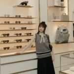 Ying-Xuan Ge Instagram – Dior 101旗艦店重新開幕🌟

旗艦店的外牆以立體背光籐格紋妝點而成
旋轉樓梯則是從巴黎全新蒙田大道30號總店裏汲取靈感
旋轉樓梯真的好美。

家飾系列也好喜歡
趁著年前可以去逛逛把喜歡的東西帶走🖤

@dior #dior