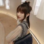Ying-Xuan Ge Instagram – Dior 101旗艦店重新開幕🌟

旗艦店的外牆以立體背光籐格紋妝點而成
旋轉樓梯則是從巴黎全新蒙田大道30號總店裏汲取靈感
旋轉樓梯真的好美。

家飾系列也好喜歡
趁著年前可以去逛逛把喜歡的東西帶走🖤

@dior #dior