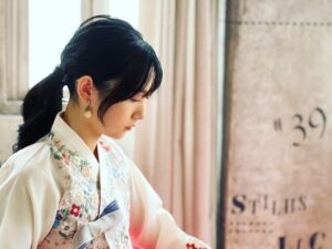 Yoko Maki Instagram - 可愛いうちの子の成人式のフォトシュート日
20本のバラ🌹あげた
私半分寝てる。りんちゃん本当可愛い😍
