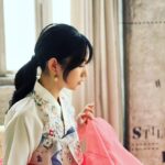 Yoko Maki Instagram – 可愛いうちの子の成人式のフォトシュート日
20本のバラ🌹あげた
私半分寝てる。りんちゃん本当可愛い😍