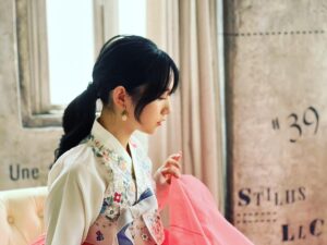 Yoko Maki Instagram - 可愛いうちの子の成人式のフォトシュート日
20本のバラ🌹あげた
私半分寝てる。りんちゃん本当可愛い😍