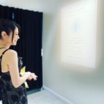 Yoko Maki Instagram - イベント会場はまるでアトラクションの様😆💕はしゃいでしまいました 「クレ・ド・ポー ボーテ」 誕生から10周年を迎える美容液ル・セラムのPOPイベント 『輝きの原点にもどる鍵』 2023年8月18日(金)〜8月27日(日)まで 東京・神宮前にて事前予約制で開催中 肌なじみがよく、透明感にわくわくしました！ イベント終了の今でもまだつけた所がすべすべ✨ @cledepeaubeaute #クレドポーボーテ #ルセラム #細胞からはじまる輝き #pr