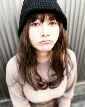 Yoko Maki Instagram - お母さんが、金魚に名前を付けました。
金魚の名前は「ブラボー」です。
写真は真木よう子です。