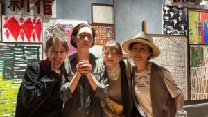 Yoko Maki Instagram - お陰様で昨日、無事
舞台「パラサイト」初日迎えられましたー！
初日に来てくださった方ありがとうございます😊
少し長丁場になりますが、大好きな人達に囲まれて❤️最後まで安全に駆け抜けます💪
