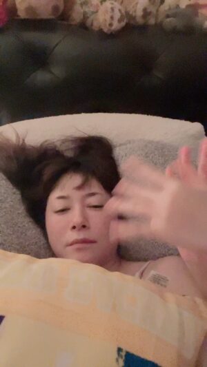 Yoko Maki Instagram - この度は体調不良で、大変ご心配、ご迷惑をおかけしてしまい、誠に申し訳ありません。
コロナや、インフルは陰性でしたので、直ぐに治してまたすぐ復活します！
写真は安静にしている私に「手が回って見えるでしょ」とみせつけてくる娘です。
温度差や季節の変わり目で体調を崩しやすくなっていますので、皆様もご自愛くださいませ。
#もうちょっとタフだと思ってたのに
#病は気から　#げんきげんきげんきだーーーぃ