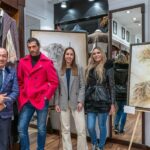 Yola Berrocal Instagram - Trabajo realizado para la Pintora de hiperrealismo Bárbara Pérez (@attrezzo.es ), un trabajo realizado con bolígrafo marrón y negro, y dándole unos toques de textura. Esta exposición se realizó en la tienda que tiene en #madrid el famoso diseñador @felixramirooficial y que acompañaron personalidades como @yolaberrocal y @michaelterlizzi86 “Origen”que asi se llama la exposición no deja indiferente a nadie y hace reflexionar sobre nosotros y el dia a dia. #AnimalWildlife #Animal #Hanging #Room #Togetherness #FormalWear #Indoors #groupofpeople #pintura #arte #art #painting #artist #artwork #drawing #artista #dibujo #paint #artgallery #illustration #watercolor #hiperrealismo #boligrafo #color #pintora