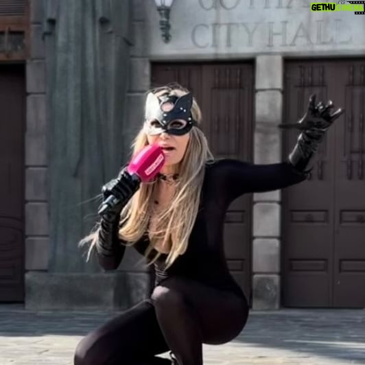 Yola Berrocal Instagram - Reportaje para @socialitet5 en el estreno Mundial de “ Batman Ghotam City Escape @parquewarner enhorabuena, la mejor montaña rusa del Mundo. Muchas gracias a mi SOBRI que me acompañó a probar la atracción de Batman, wow, qué sensaciones!!!! Muchas gracias a mis compis @laura_roige por dirigirme y editar el increíble reportaje, lo pasé genial y a la cámara qué maravilla 🫶🫶. Muchas gracias a mi director @javihoyosmartinez 🫶🫶 por enviarme a @parquewarner Besitos a @mariapatino1508 y @miguelangelrech 🫶🫶 #yolaberrocal #yolaberrocalmanagement #parquewarnermadrid #batmangothamcityescape #telecinco #socialité #mediasetespaña #lafábricadelatele #catwoman #batman #montañarusa