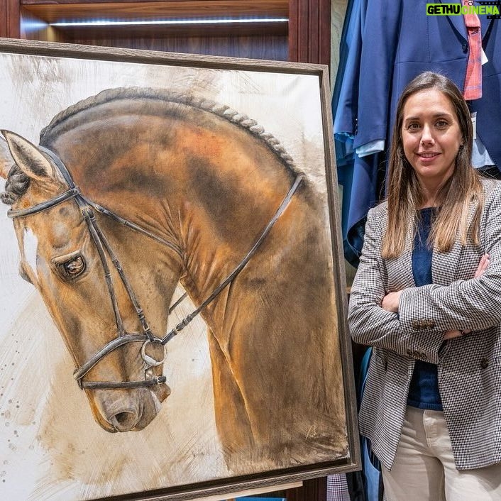 Yola Berrocal Instagram - Trabajo realizado para la Pintora de hiperrealismo Bárbara Pérez (@attrezzo.es ), un trabajo realizado con bolígrafo marrón y negro, y dándole unos toques de textura. Esta exposición se realizó en la tienda que tiene en #madrid el famoso diseñador @felixramirooficial y que acompañaron personalidades como @yolaberrocal y @michaelterlizzi86 “Origen”que asi se llama la exposición no deja indiferente a nadie y hace reflexionar sobre nosotros y el dia a dia. #AnimalWildlife #Animal #Hanging #Room #Togetherness #FormalWear #Indoors #groupofpeople #pintura #arte #art #painting #artist #artwork #drawing #artista #dibujo #paint #artgallery #illustration #watercolor #hiperrealismo #boligrafo #color #pintora