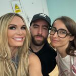 Yola Berrocal Instagram - Yola Mola 1000, de eso no había duda, pero madre mía, lo vuestro es fuerte. Estáis comprando a topor este disco que ha cumplido ya 8 añitos y que por fin tiene su vinilo en el que hemos replicado el diseño de aquel CD tan majo con todas sus portadas y una extra con la María Zahara de casi 40. Ya sabéis que podéis reservarlo en vuestra tienda favorita y el próximo 1 de diciembre estará ya en todas partes ✨