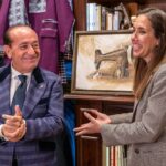 Yola Berrocal Instagram - Trabajo realizado para la Pintora de hiperrealismo Bárbara Pérez (@attrezzo.es ), un trabajo realizado con bolígrafo marrón y negro, y dándole unos toques de textura. Esta exposición se realizó en la tienda que tiene en #madrid el famoso diseñador @felixramirooficial y que acompañaron personalidades como @yolaberrocal y @michaelterlizzi86 “Origen”que asi se llama la exposición no deja indiferente a nadie y hace reflexionar sobre nosotros y el dia a dia. #AnimalWildlife #Animal #Hanging #Room #Togetherness #FormalWear #Indoors #groupofpeople #pintura #arte #art #painting #artist #artwork #drawing #artista #dibujo #paint #artgallery #illustration #watercolor #hiperrealismo #boligrafo #color #pintora