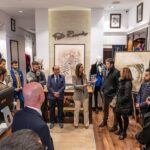 Yola Berrocal Instagram - Trabajo realizado para la Pintora de hiperrealismo Bárbara Pérez (@attrezzo.es ), un trabajo realizado con bolígrafo marrón y negro, y dándole unos toques de textura. Esta exposición se realizó en la tienda que tiene en #madrid el famoso diseñador @felixramirooficial y que acompañaron personalidades como @yolaberrocal y @michaelterlizzi86 “Origen”que asi se llama la exposición no deja indiferente a nadie y hace reflexionar sobre nosotros y el dia a dia. #AnimalWildlife #Animal #Hanging #Room #Togetherness #FormalWear #Indoors #groupofpeople #pintura #arte #art #painting #artist #artwork #drawing #artista #dibujo #paint #artgallery #illustration #watercolor #hiperrealismo #boligrafo #color #pintora
