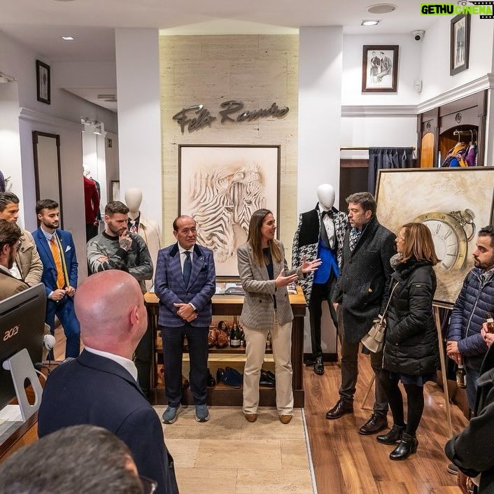 Yola Berrocal Instagram - Trabajo realizado para la Pintora de hiperrealismo Bárbara Pérez (@attrezzo.es ), un trabajo realizado con bolígrafo marrón y negro, y dándole unos toques de textura. Esta exposición se realizó en la tienda que tiene en #madrid el famoso diseñador @felixramirooficial y que acompañaron personalidades como @yolaberrocal y @michaelterlizzi86 “Origen”que asi se llama la exposición no deja indiferente a nadie y hace reflexionar sobre nosotros y el dia a dia. #AnimalWildlife #Animal #Hanging #Room #Togetherness #FormalWear #Indoors #groupofpeople #pintura #arte #art #painting #artist #artwork #drawing #artista #dibujo #paint #artgallery #illustration #watercolor #hiperrealismo #boligrafo #color #pintora
