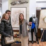 Yola Berrocal Instagram - Trabajo realizado para la Pintora de hiperrealismo Bárbara Pérez (@attrezzo.es ), un trabajo realizado con bolígrafo marrón y negro, y dándole unos toques de textura. Esta exposición se realizó en la tienda que tiene en #madrid el famoso diseñador @felixramirooficial y que acompañaron personalidades como @yolaberrocal y @michaelterlizzi86 “Origen”que asi se llama la exposición no deja indiferente a nadie y hace reflexionar sobre nosotros y el dia a dia. #AnimalWildlife #Animal #Hanging #Room #Togetherness #FormalWear #Indoors #groupofpeople #pintura #arte #art #painting #artist #artwork #drawing #artista #dibujo #paint #artgallery #illustration #watercolor #hiperrealismo #boligrafo #color #pintora