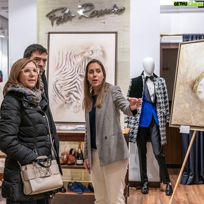 Yola Berrocal Instagram - Trabajo realizado para la Pintora de hiperrealismo Bárbara Pérez (@attrezzo.es ), un trabajo realizado con bolígrafo marrón y negro, y dándole unos toques de textura. Esta exposición se realizó en la tienda que tiene en #madrid el famoso diseñador @felixramirooficial y que acompañaron personalidades como @yolaberrocal y @michaelterlizzi86 “Origen”que asi se llama la exposición no deja indiferente a nadie y hace reflexionar sobre nosotros y el dia a dia. #AnimalWildlife #Animal #Hanging #Room #Togetherness #FormalWear #Indoors #groupofpeople #pintura #arte #art #painting #artist #artwork #drawing #artista #dibujo #paint #artgallery #illustration #watercolor #hiperrealismo #boligrafo #color #pintora