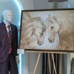Yola Berrocal Instagram - Trabajo realizado para la Pintora de hiperrealismo Bárbara Pérez (@attrezzo.es ), un trabajo realizado con bolígrafo marrón y negro, y dándole unos toques de textura. Esta exposición se realizó en la tienda que tiene en #madrid el famoso diseñador @felixramirooficial y que acompañaron personalidades como @yolaberrocal y @michaelterlizzi86 “Origen”que asi se llama la exposición no deja indiferente a nadie y hace reflexionar sobre nosotros y el dia a dia. #AnimalWildlife #Animal #Hanging #Room #Togetherness #FormalWear #Indoors #groupofpeople #pintura #arte #art #painting #artist #artwork #drawing #artista #dibujo #paint #artgallery #illustration #watercolor #hiperrealismo #boligrafo #color #pintora