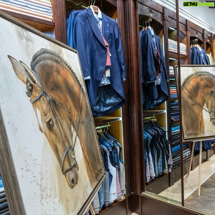 Yola Berrocal Instagram - Trabajo realizado para la Pintora de hiperrealismo Bárbara Pérez (@attrezzo.es ), un trabajo realizado con bolígrafo marrón y negro, y dándole unos toques de textura. Esta exposición se realizó en la tienda que tiene en #madrid el famoso diseñador @felixramirooficial y que acompañaron personalidades como @yolaberrocal y @michaelterlizzi86 “Origen”que asi se llama la exposición no deja indiferente a nadie y hace reflexionar sobre nosotros y el dia a dia. #AnimalWildlife #Animal #Hanging #Room #Togetherness #FormalWear #Indoors #groupofpeople #pintura #arte #art #painting #artist #artwork #drawing #artista #dibujo #paint #artgallery #illustration #watercolor #hiperrealismo #boligrafo #color #pintora
