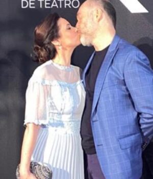 Yolanda Ventura Instagram - Qué la vida nos siga dando la oportunidad de seguir riendo, amando, viajando, aprendiendo, luchando, creando, bailando, celebrando juntos . Feliz aniversario amor … gracias por darme raíces y amar y respetar mi vuelo y mi locura … TE AMO HOY Y ASI CADA HOY @odiseobichir … 💛💛
#13años  #6casados #hoy #odiseobichir #yolandaventura #fichaamarilla