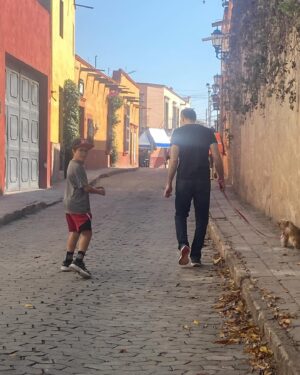 Yolanda Ventura Instagram - Dias de febrero sin filtro 

1)la risa  sana 🥰

2) ellos …🤩

3) amor propio 🧚🏼‍♀️

4)lo nuevo de “Ficha amarilla”💛

5) recuerdos 💛

6) mi peinador estrella “0scar”🙃🤣

7) ellos otra vez 😍