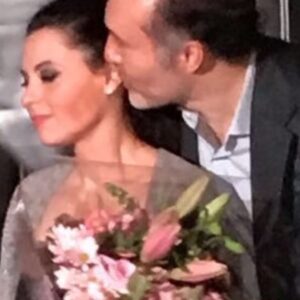 Yolanda Ventura Instagram - Qué la vida nos siga dando la oportunidad de seguir riendo, amando, viajando, aprendiendo, luchando, creando, bailando, celebrando juntos . Feliz aniversario amor … gracias por darme raíces y amar y respetar mi vuelo y mi locura … TE AMO HOY Y ASI CADA HOY @odiseobichir … 💛💛
#13años  #6casados #hoy #odiseobichir #yolandaventura #fichaamarilla