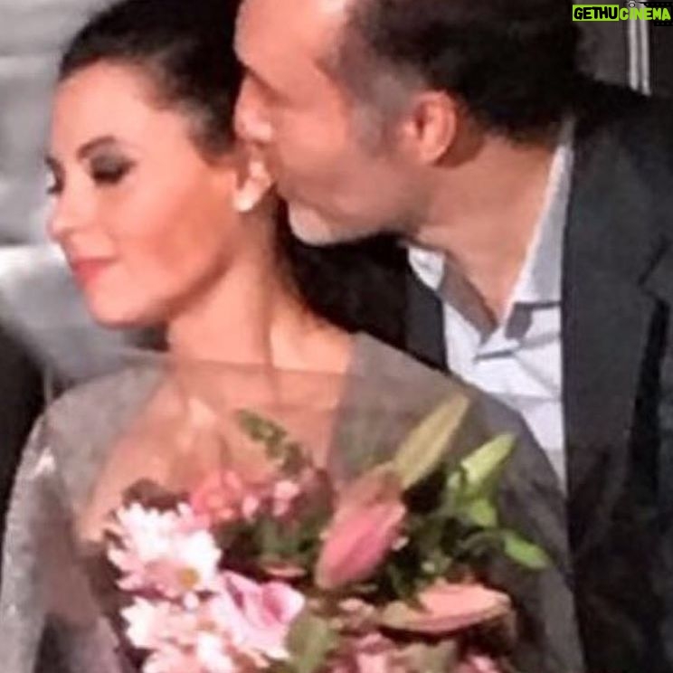 Yolanda Ventura - 5.1K Likes - QuĆ© la vida nos siga dando la oportunidad de seguir riendo, amando, viajando, aprendiendo, luchando, creando, bailando, celebrando juntos . Feliz aniversario amor ⦠gracias por darme raĆces y amar y respetar mi vuelo y mi locura ⦠TE AMO HOY Y ASI CADA HOY @odiseobichir ⦠šš
#13aƱos #6casados #hoy #odiseobichir #yolandaventura #fichaamarilla