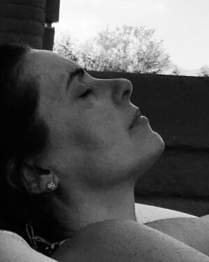 Yolanda Ventura Instagram - “Perdí el miedo a estar sola y en silencio porque perdí el miedo a escucharme “ #blancoynegro #blackandwhite 💛#yolandaventura #fichaamarilla #hadadespistada #todossomosfichaamarilla