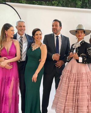 Yolanda Ventura Instagram - Hoy se estrena @asesinasmexico con la bella @catherinesiachoque, la fortuna de trabajar con @antoniodelavegaig @alexdehoyos @lisardoemilio @arenaibarra @arleth_teran111  @marienconene gracias @luisluisillom !! Felicidades a todos por este maravilloso proyecto #mujeresasesinas #yolandaventura #fichaamarilla