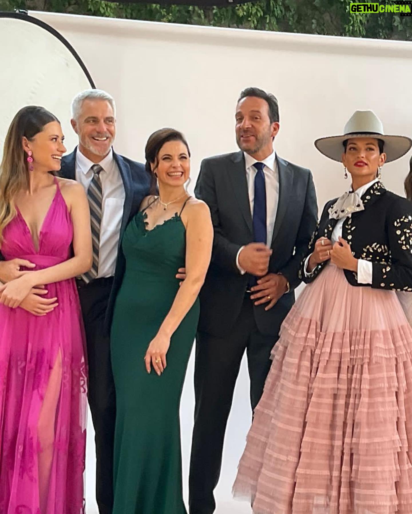 Yolanda Ventura - 3.4K Likes - Hoy se estrena @asesinasmexico con la bella @catherinesiachoque, la fortuna de trabajar con @antoniodelavegaig @alexdehoyos @lisardoemilio @arenaibarra @arleth_teran111 @marienconene gracias @luisluisillom !! Felicidades a todos por este maravilloso proyecto #mujeresasesinas #yolandaventura #fichaamarilla