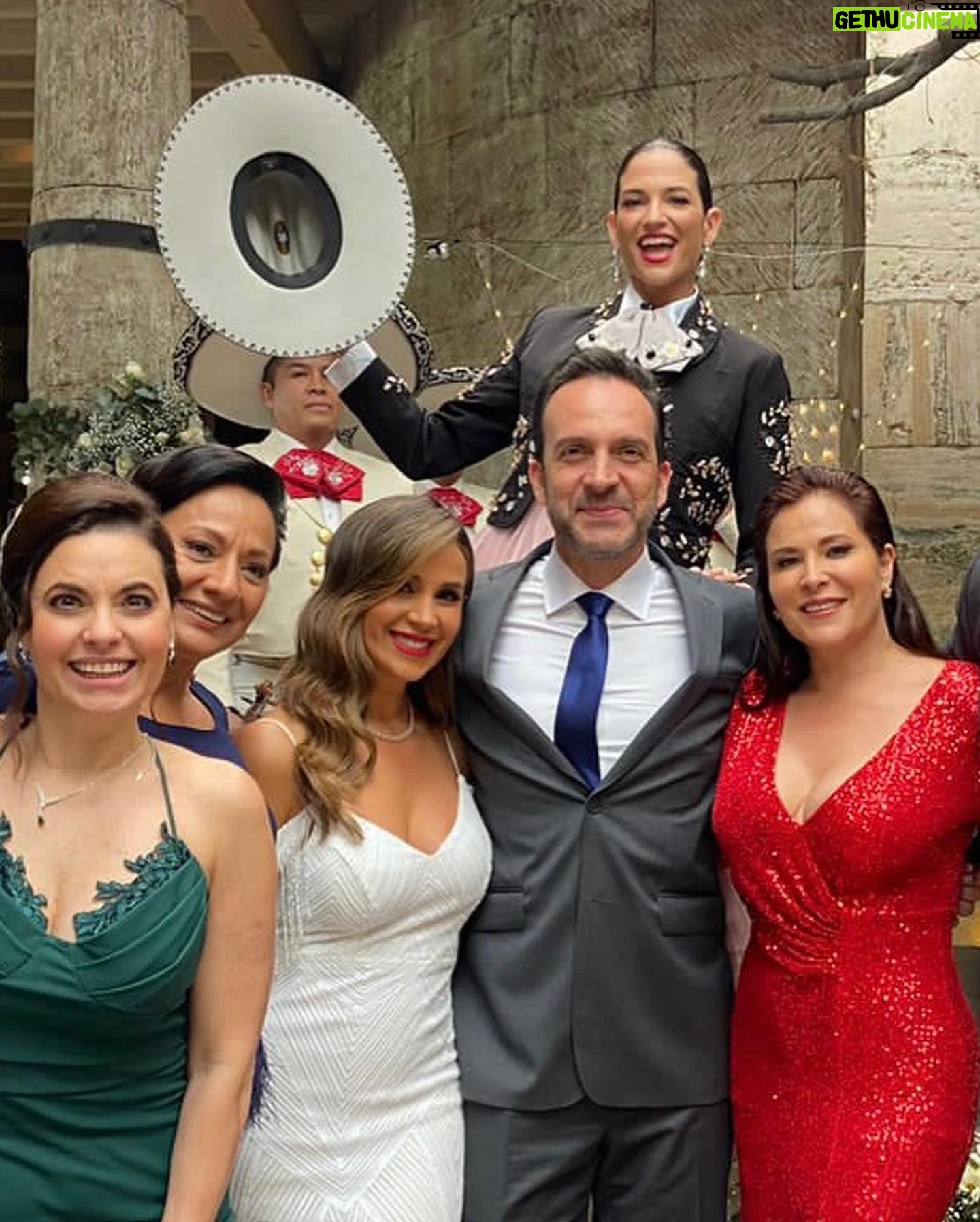 Yolanda Ventura - 3.4K Likes - Hoy se estrena @asesinasmexico con la bella @catherinesiachoque, la fortuna de trabajar con @antoniodelavegaig @alexdehoyos @lisardoemilio @arenaibarra @arleth_teran111 @marienconene gracias @luisluisillom !! Felicidades a todos por este maravilloso proyecto #mujeresasesinas #yolandaventura #fichaamarilla
