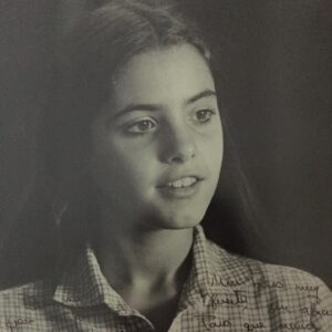 Yolanda Ventura Instagram - Quisiera decirte tantas cosas, mi niña… tan sensible, tan romántica, tan vulnerable… crecerás y sabrás cuidarte, sabrás amarte y te aprenderé a proteger. Todo va a estar bien y cuando no lo esté estaré ahi para consolarte 💛#felizdiadelniño  #diadelniño #fichaamarilla #yolandaventura #hadadespistada #parchis