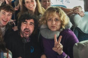 Yolanda Ramos Instagram - Más de 50 alumnos, 2 profesoras encerradas en un hotel, un brote de coronavirus y demasiada agua con misterio. Solo hay que ver la cara de @yolandramos para saber cómo va a acabar esto.

Empieza el rodaje de #ViajeDeFinDeCurso, próximamente en Prime Video.