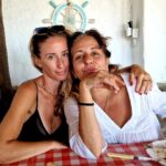 Yolanda Ramos Instagram - Lo mejor de la vida es estar bien acompañado, porque las penas son menos penas y las alegrías más alegres. Y las reuniones de trabajo así, son menos reuniones. 📸@nicolasbelmonte