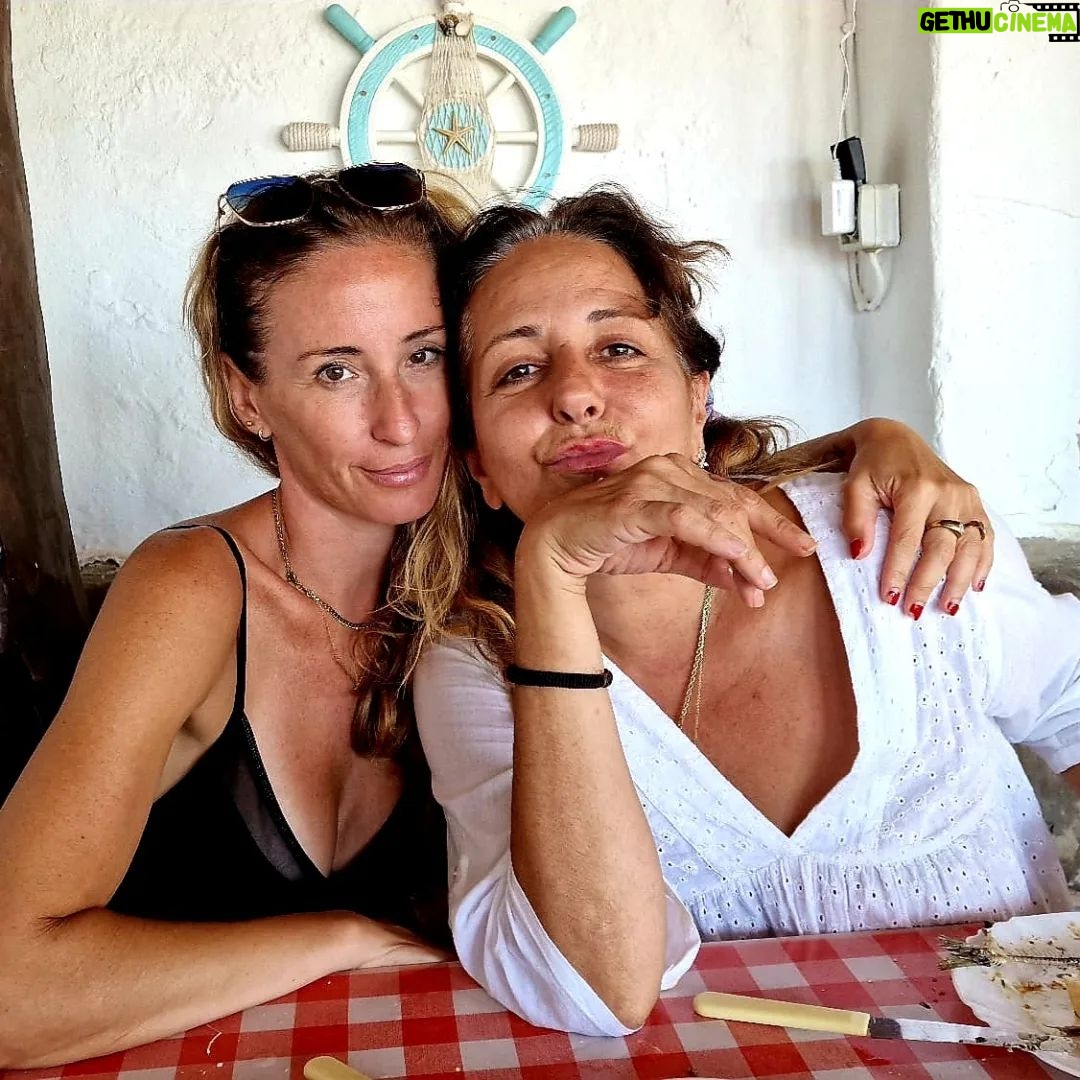 Yolanda Ramos Instagram - Lo mejor de la vida es estar bien acompañado, porque las penas son menos penas y las alegrías más alegres. Y las reuniones de trabajo así, son menos reuniones. 📸@nicolasbelmonte