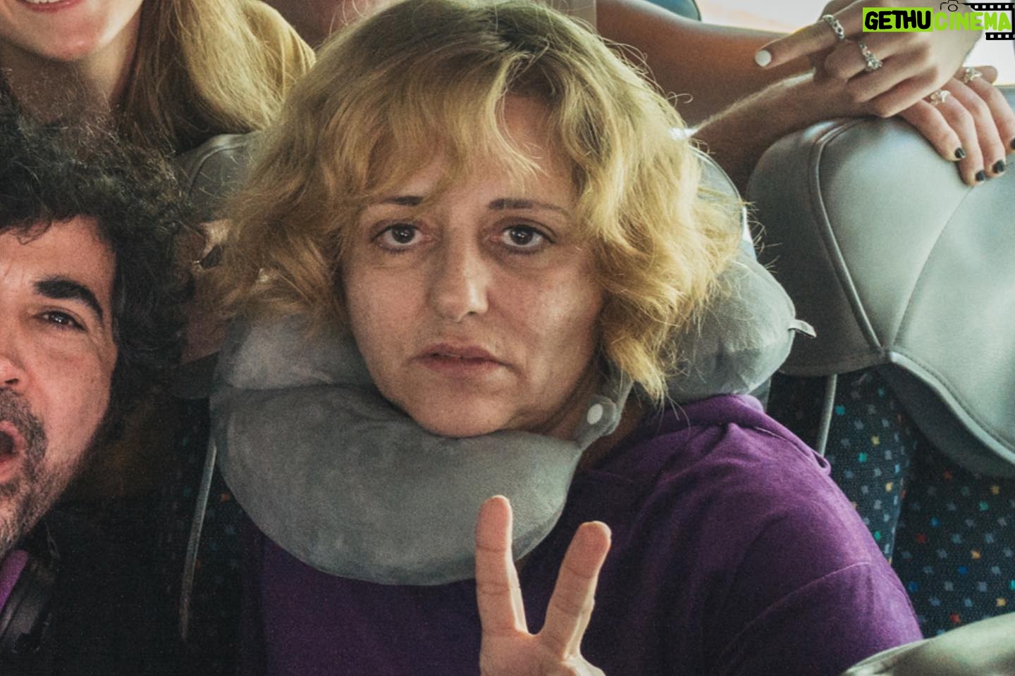 Yolanda Ramos - 37.8K Likes - Más de 50 alumnos, 2 profesoras encerradas en un hotel, un brote de coronavirus y demasiada agua con misterio. Solo hay que ver la cara de @yolandramos para saber cómo va a acabar esto.
Empieza el rodaje de #ViajeDeFinDeCurso, próximamente en Prime Video.