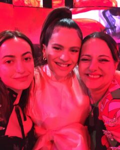 Yolanda Ramos Instagram - Entre dos grandes @rosalia.vt @daikyri Enhorabuena por vuestros éxitos!!! Y gracias a @maria_escote por ponerme tan guapa! @los40spain #nochedemagia