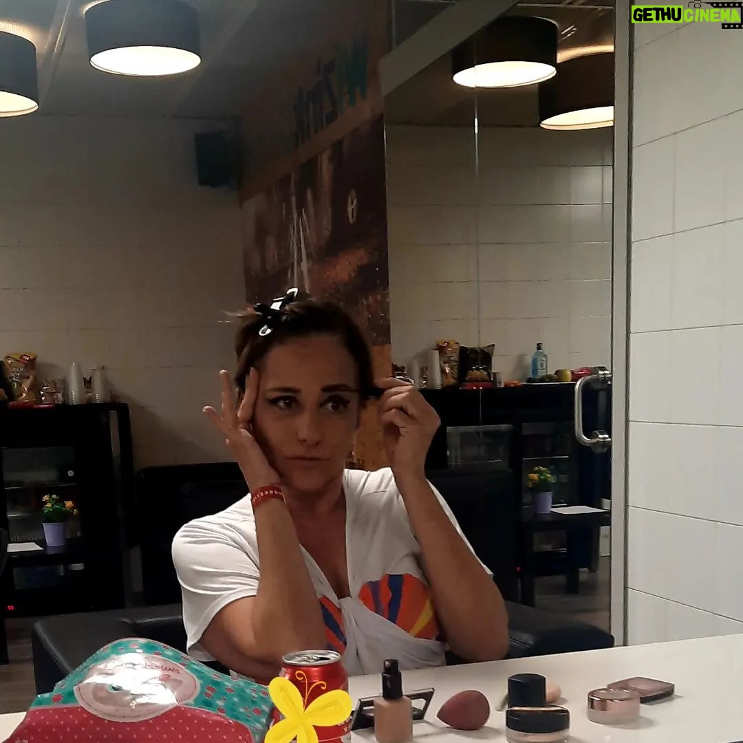 Yolanda Ramos - 8.4K Likes - Momentos antes de salir al escenario con @ojetecaloroficial. No subo la actuación porque me tropecé y se me salió un pecho o dos, no se. Que bien lo pasamos