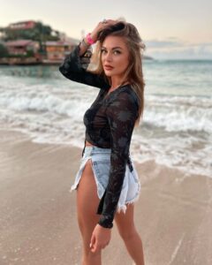 Yoly Desmis Most Liked Photos and Posts