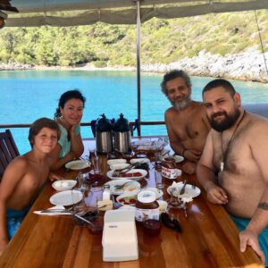 Yonca Şahinbaş Instagram - Mümkün olabildiğince mutlu, inşallah hep çok sağlıklı ve huzurlu günler yaşamak dileğiyle, GÜNAYDIN🧡