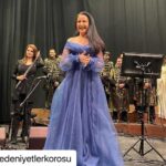 Yonca Şahinbaş Instagram - #Repost @medeniyetlerkorosu with @make_repost ・・・ Biz O’nu çok sevdik.Aynı sahnede birlikte şarkılar söylemeyi de çok sevdik.Gördük ki Adanalılar da çok seviyormuş😊. Yüreği güzel, sesi güzel insan Yonca Şahinbaş’a çok teşekkür ediyoruz. @yilmazozfirat @yoncasahinbas #medeniyetlerkorosu #yoncasahinbas #adana #konser #kalpyarası #hatay #antakya #cukurovakultursanat #adanabüyükşehirbelediyesi #koro