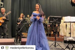 Yonca Şahinbaş Instagram - #Repost @medeniyetlerkorosu with @make_repost
・・・
Biz O’nu çok sevdik.Aynı sahnede birlikte şarkılar söylemeyi de çok sevdik.Gördük ki Adanalılar da çok seviyormuş😊. Yüreği güzel, sesi güzel insan Yonca Şahinbaş’a çok teşekkür ediyoruz. @yilmazozfirat @yoncasahinbas #medeniyetlerkorosu #yoncasahinbas #adana #konser #kalpyarası #hatay #antakya #cukurovakultursanat #adanabüyükşehirbelediyesi #koro
