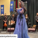 Yonca Şahinbaş Instagram - #Repost @medeniyetlerkorosu with @make_repost ・・・ Biz O’nu çok sevdik.Aynı sahnede birlikte şarkılar söylemeyi de çok sevdik.Gördük ki Adanalılar da çok seviyormuş😊. Yüreği güzel, sesi güzel insan Yonca Şahinbaş’a çok teşekkür ediyoruz. @yilmazozfirat @yoncasahinbas #medeniyetlerkorosu #yoncasahinbas #adana #konser #kalpyarası #hatay #antakya #cukurovakultursanat #adanabüyükşehirbelediyesi #koro
