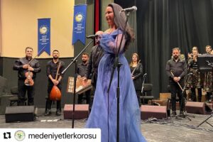 Yonca Şahinbaş Instagram - #Repost @medeniyetlerkorosu with @make_repost
・・・
Biz O’nu çok sevdik.Aynı sahnede birlikte şarkılar söylemeyi de çok sevdik.Gördük ki Adanalılar da çok seviyormuş😊. Yüreği güzel, sesi güzel insan Yonca Şahinbaş’a çok teşekkür ediyoruz. @yilmazozfirat @yoncasahinbas #medeniyetlerkorosu #yoncasahinbas #adana #konser #kalpyarası #hatay #antakya #cukurovakultursanat #adanabüyükşehirbelediyesi #koro