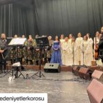 Yonca Şahinbaş Instagram - #Repost @medeniyetlerkorosu with @make_repost ・・・ Biz O’nu çok sevdik.Aynı sahnede birlikte şarkılar söylemeyi de çok sevdik.Gördük ki Adanalılar da çok seviyormuş😊. Yüreği güzel, sesi güzel insan Yonca Şahinbaş’a çok teşekkür ediyoruz. @yilmazozfirat @yoncasahinbas #medeniyetlerkorosu #yoncasahinbas #adana #konser #kalpyarası #hatay #antakya #cukurovakultursanat #adanabüyükşehirbelediyesi #koro