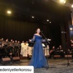Yonca Şahinbaş Instagram - #Repost @medeniyetlerkorosu with @make_repost ・・・ Biz O’nu çok sevdik.Aynı sahnede birlikte şarkılar söylemeyi de çok sevdik.Gördük ki Adanalılar da çok seviyormuş😊. Yüreği güzel, sesi güzel insan Yonca Şahinbaş’a çok teşekkür ediyoruz. @yilmazozfirat @yoncasahinbas #medeniyetlerkorosu #yoncasahinbas #adana #konser #kalpyarası #hatay #antakya #cukurovakultursanat #adanabüyükşehirbelediyesi #koro